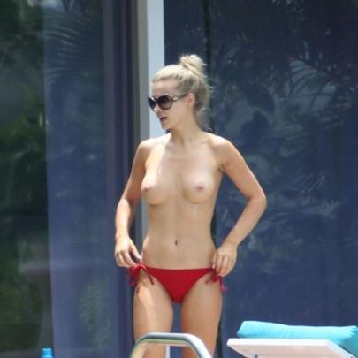 Joanna Krupa fazendo topless.